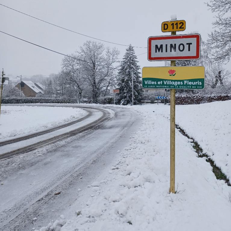 La neige était annoncée, le paysage a revêtu son manteau blanc. 